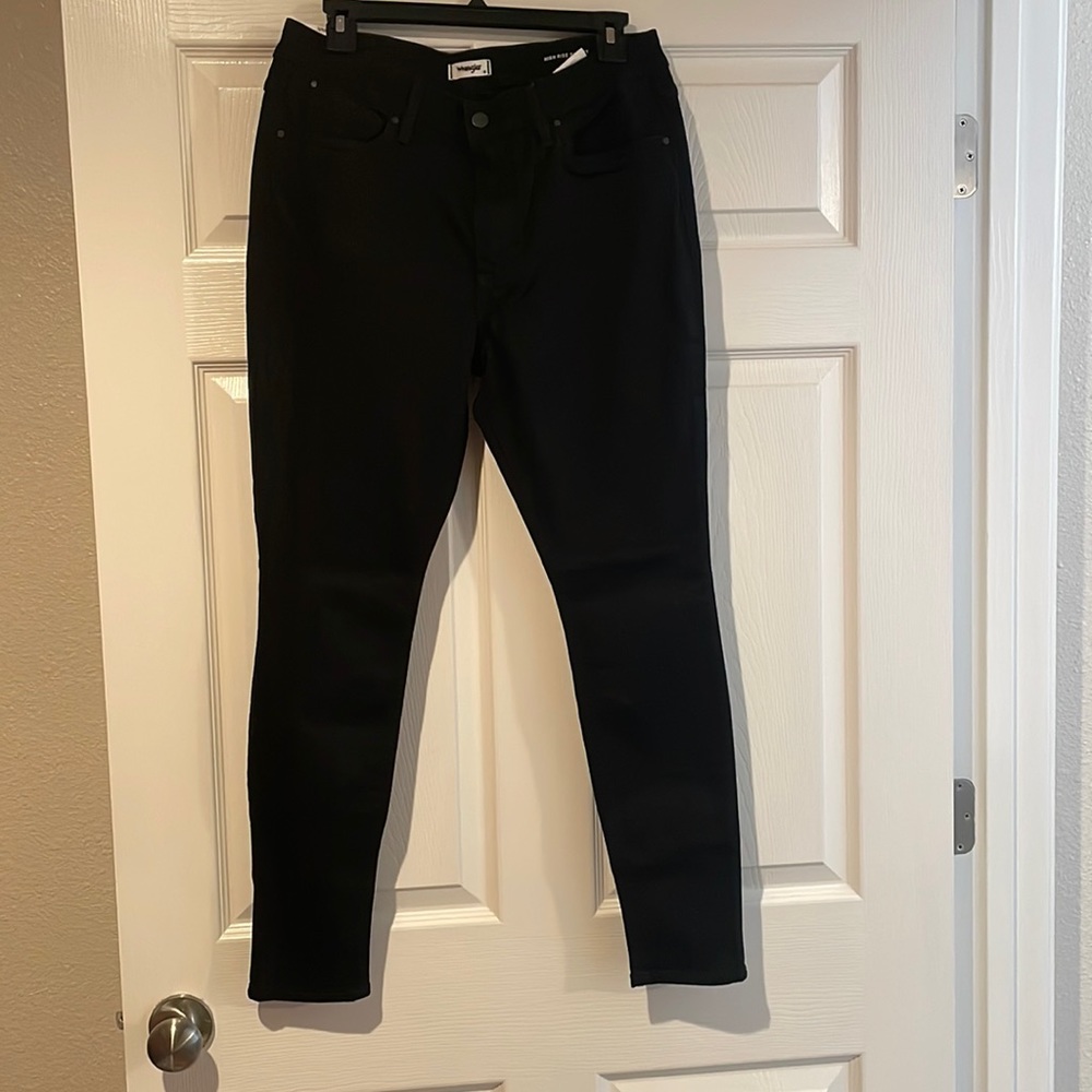 Black Wrangler skinny jeans NWT